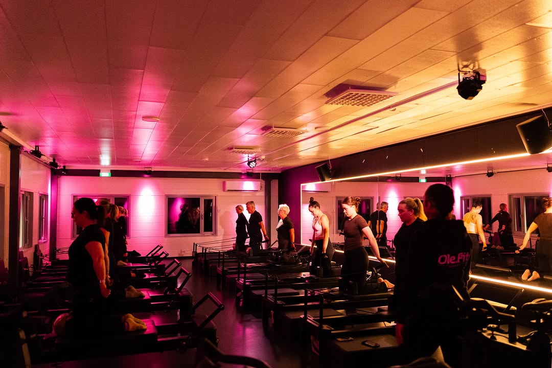 Reformer Pilates 🩵 Jokainen tunti rakentuu kontrollin, tarkkuuden ja oman kehon ymmärtämisen ympärille 🤍🪷 Todellinen kehitys syntyy siitä, että liikut tarkoituksella — et kiirehtimällä prosessia. ✨ Tervetuloa kokeilemaan Reformer Pilatesta OleFit Naantaliin! #reformer #reformerpilates #laitepilates #olefit #naantali