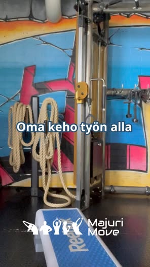 Hyödynnän nykyään todella paljon fysioterapian osaamista omassa harjoittelussa. En oikeastaan enää katso treeniä pelkästään sen kautta, paljonko menee kiloja tai yoistojakaan. Seuraan enemmän tuntemuksia, voimantuottoa ja sitä, miten keho oikeasti liikkuu. Missä kohtaa voima karkaa tai missä kohtaa keho alkaa kompensoida. Miltä liike tuntuu silloin, kun se ei enää kulje niin kuin pitäisi. Pyöräily on mulle iso intohimo. Mutta rehellisesti sanottuna se ei ole ollut viime kesänä tai talvena täysin tunnotonta 🥶 selkä alkoi oireilla pahasti. Sen kyllä huomaa nopeasti, kun toinen puoli alkaa tehdä enemmän töitä ja keho yrittää ratkaista ongelmaa omilla tavoillaan: siksi palataan takaisin aika perusasioihin. Rakennetaan uudelleen sitä, miten voima siirtyy polkimelle, miten keskivartalo pysyy mukana ja miten liike pysyy kasassa myös väsyneenä. Kaikki treeni ei näytä hienolta tai kovatehoiselta. Mutta juuri tällainen harjoittelu tuntuu mulle tällä hetkellä tärkeimmältä ja ehkä myös kiinnostavimmalta. 📍 MajuriMove Takalankuja 5, Somero Ps. Tunnistatko itse puolieroja liikkeessä?