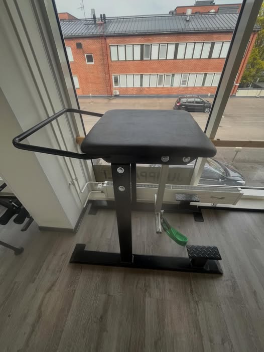 Uskaltaisin väittää jopa että ehkäpä salin paras hankinta sissikyykkylaitteen jälkeen🙂💪🏻 @sporttikuja #reversehyper #selkäkuntoon