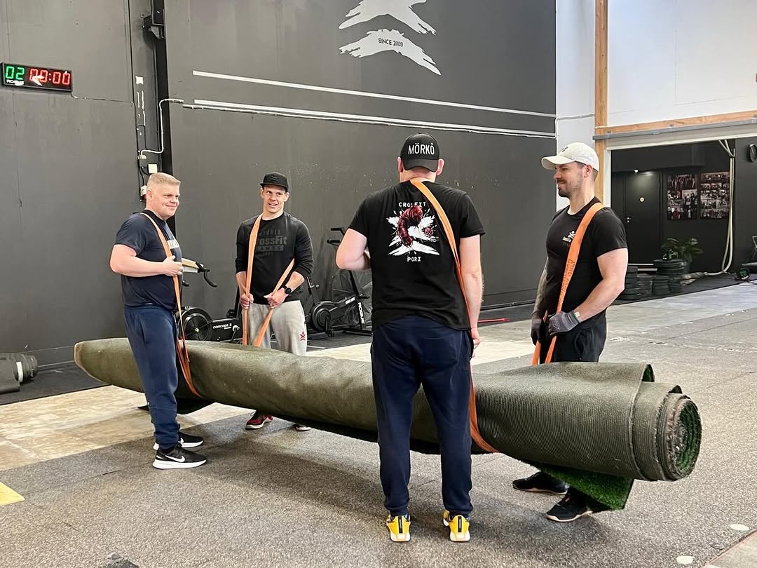 🙌 SUURET KIITOKSET KAIKILLE REMONTTIIN OSALLISTUNEILLE! 🙌 Salin tilat taas päivitetty uuteen iskuun. 🔥 HYROX-SALI (2 sali) remontoitu taas entistä kovempaan kuntoon. HYROX-tuntien laatu paranee entisestään ja treeniolosuhteet ovat nyt viimeisen päälle kunnossa. 🏃♂️🔥 Meiltä löytyy 3 erilaista salia: 🔸 1. CROSSFIT SALI CROSSFIT • CROSSFIT BASIC • HYROX -tunnit 🔸 2. HYROX SALI (2.sali) Entistä toimivampi tila tavoitteelliseenkin HYROX-treeniin. 🔸 3. OMATOIMISALI Kaikki herkut löytyvät myös omatoimitreenaajille ja salilla onnistuu treenit myös ruuhkaisimpaan aikaa. 😎 Kiitos mahtavista kuvista: @harrivirtaphotographer