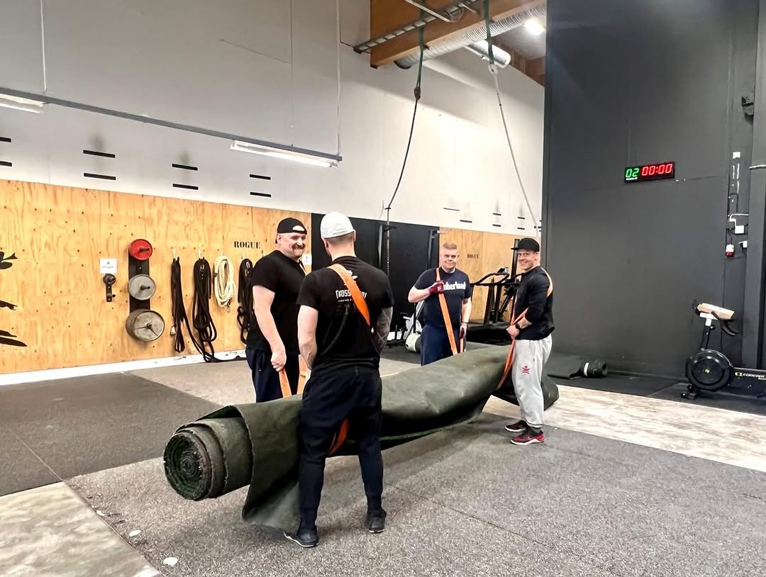 🙌 SUURET KIITOKSET KAIKILLE REMONTTIIN OSALLISTUNEILLE! 🙌 Salin tilat taas päivitetty uuteen iskuun. 🔥 HYROX-SALI (2 sali) remontoitu taas entistä kovempaan kuntoon. HYROX-tuntien laatu paranee entisestään ja treeniolosuhteet ovat nyt viimeisen päälle kunnossa. 🏃♂️🔥 Meiltä löytyy 3 erilaista salia: 🔸 1. CROSSFIT SALI CROSSFIT • CROSSFIT BASIC • HYROX -tunnit 🔸 2. HYROX SALI (2.sali) Entistä toimivampi tila tavoitteelliseenkin HYROX-treeniin. 🔸 3. OMATOIMISALI Kaikki herkut löytyvät myös omatoimitreenaajille ja salilla onnistuu treenit myös ruuhkaisimpaan aikaa. 😎 Kiitos mahtavista kuvista: @harrivirtaphotographer