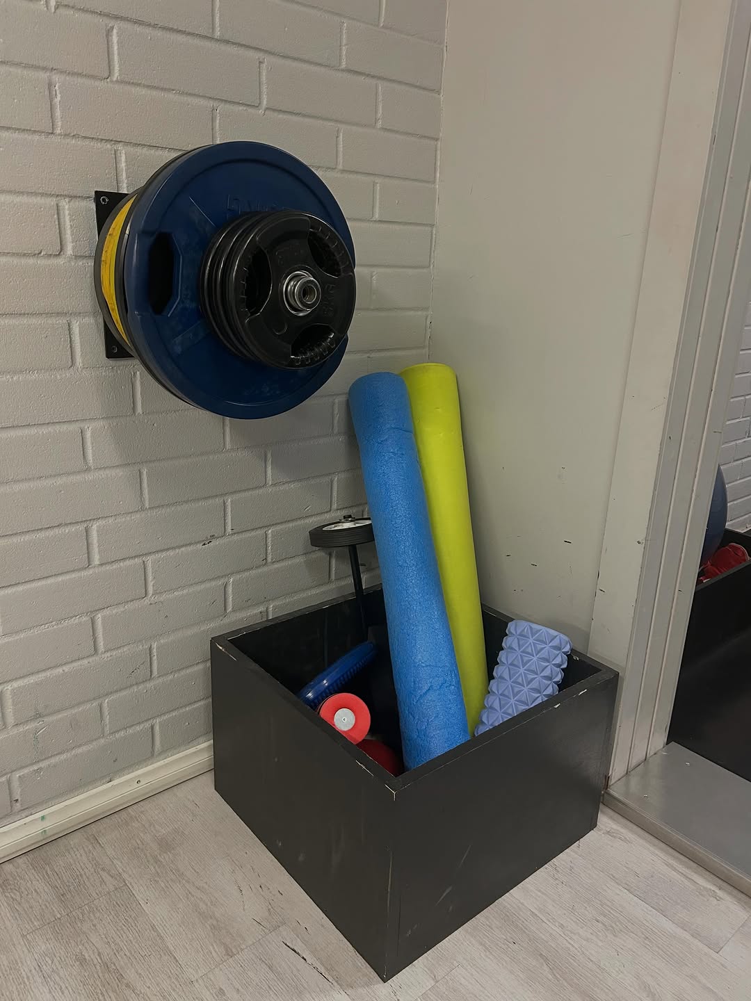 Sinisen patjan luona vallitsee usein eri välineistä koostuva sekamelska. Jotta kenenkään ei tarvitsisi aloittaa treeniään siivoamalla edellisen jälkiä, muistuttelisimme tavaroiden paikoilleen laittamisesta. Huoneen nurkassa on laatikko, jossa on monenlaista välinettä lämmittelyä varten. Esimerkiksi sinne on hyvä laskea tavarat käytön jälkeen. Kanssatreenaajia ajatellen on mukavampi, että jokainen huolehtii käyttämänsä välineet paikoilleen. Kiitos! 😊