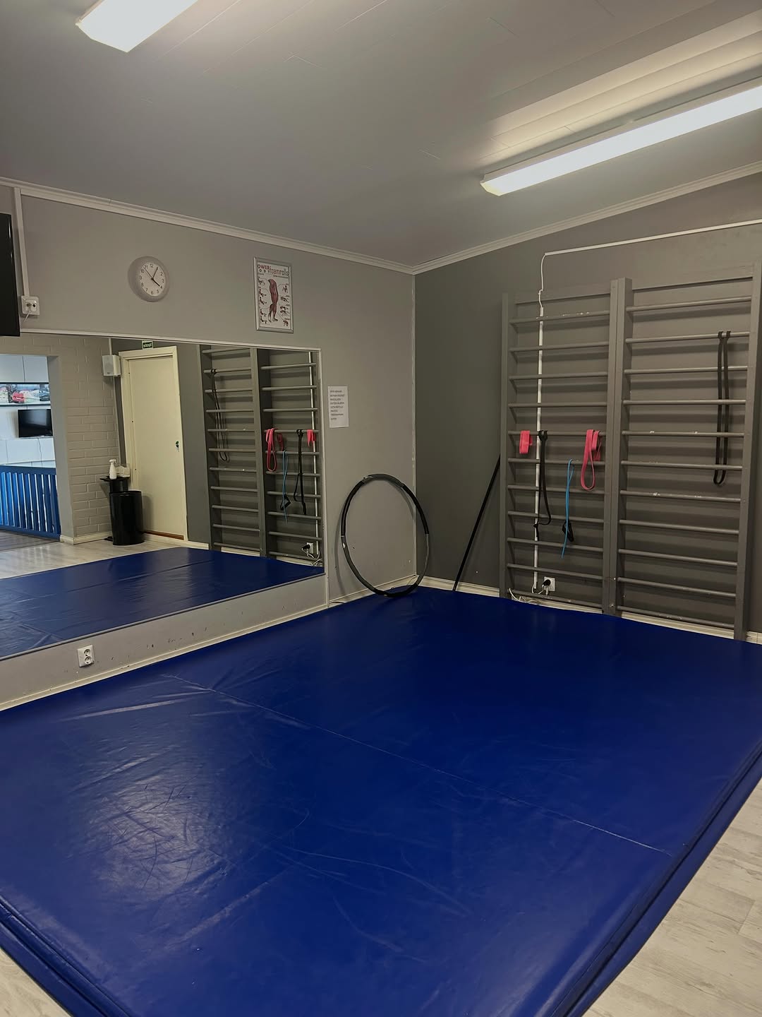Sinisen patjan luona vallitsee usein eri välineistä koostuva sekamelska. Jotta kenenkään ei tarvitsisi aloittaa treeniään siivoamalla edellisen jälkiä, muistuttelisimme tavaroiden paikoilleen laittamisesta. Huoneen nurkassa on laatikko, jossa on monenlaista välinettä lämmittelyä varten. Esimerkiksi sinne on hyvä laskea tavarat käytön jälkeen. Kanssatreenaajia ajatellen on mukavampi, että jokainen huolehtii käyttämänsä välineet paikoilleen. Kiitos! 😊