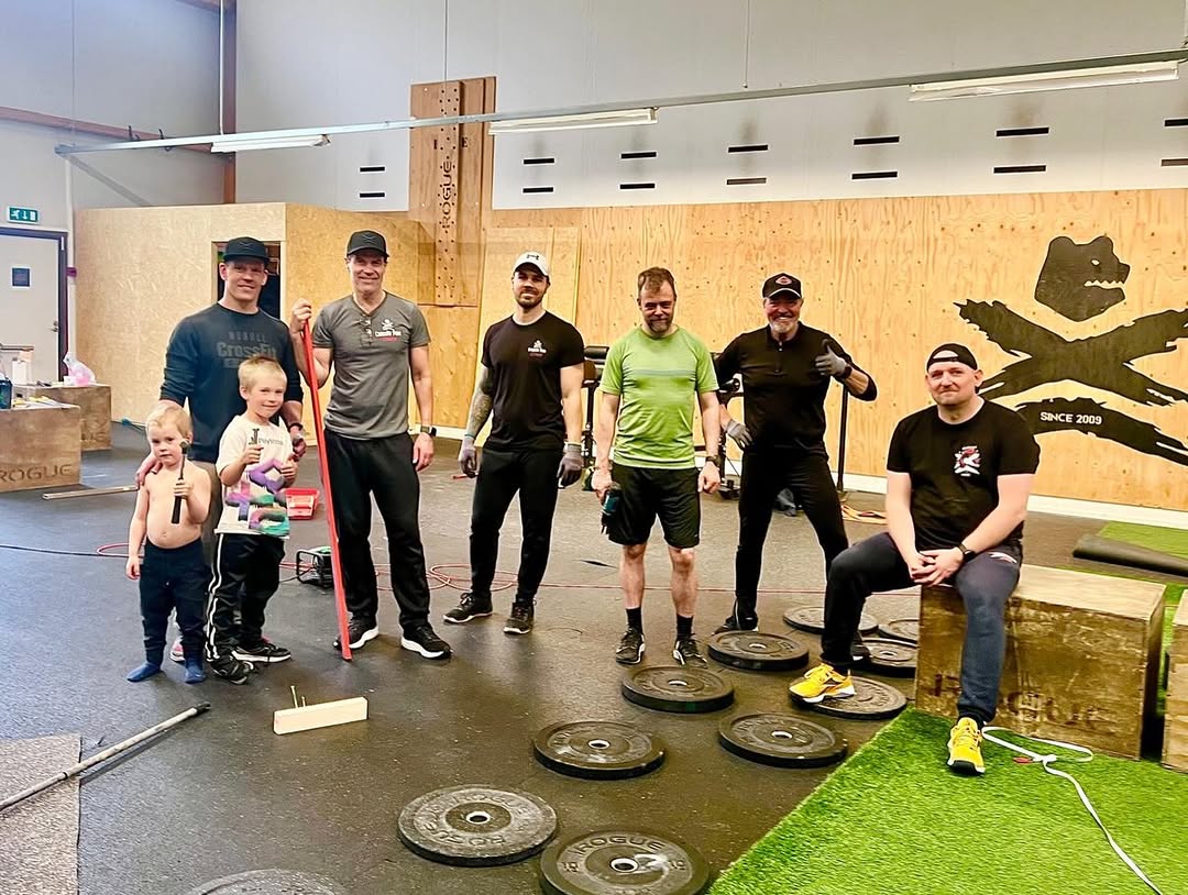 🙌 SUURET KIITOKSET KAIKILLE REMONTTIIN OSALLISTUNEILLE! 🙌 Salin tilat taas päivitetty uuteen iskuun. 🔥 HYROX-SALI (2 sali) remontoitu taas entistä kovempaan kuntoon. HYROX-tuntien laatu paranee entisestään ja treeniolosuhteet ovat nyt viimeisen päälle kunnossa. 🏃♂️🔥 Meiltä löytyy 3 erilaista salia: 🔸 1. CROSSFIT SALI CROSSFIT • CROSSFIT BASIC • HYROX -tunnit 🔸 2. HYROX SALI (2.sali) Entistä toimivampi tila tavoitteelliseenkin HYROX-treeniin. 🔸 3. OMATOIMISALI Kaikki herkut löytyvät myös omatoimitreenaajille ja salilla onnistuu treenit myös ruuhkaisimpaan aikaa. 😎 Kiitos mahtavista kuvista: @harrivirtaphotographer