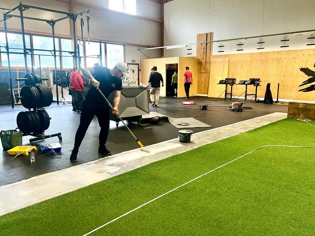 🙌 SUURET KIITOKSET KAIKILLE REMONTTIIN OSALLISTUNEILLE! 🙌 Salin tilat taas päivitetty uuteen iskuun. 🔥 HYROX-SALI (2 sali) remontoitu taas entistä kovempaan kuntoon. HYROX-tuntien laatu paranee entisestään ja treeniolosuhteet ovat nyt viimeisen päälle kunnossa. 🏃♂️🔥 Meiltä löytyy 3 erilaista salia: 🔸 1. CROSSFIT SALI CROSSFIT • CROSSFIT BASIC • HYROX -tunnit 🔸 2. HYROX SALI (2.sali) Entistä toimivampi tila tavoitteelliseenkin HYROX-treeniin. 🔸 3. OMATOIMISALI Kaikki herkut löytyvät myös omatoimitreenaajille ja salilla onnistuu treenit myös ruuhkaisimpaan aikaa. 😎 Kiitos mahtavista kuvista: @harrivirtaphotographer