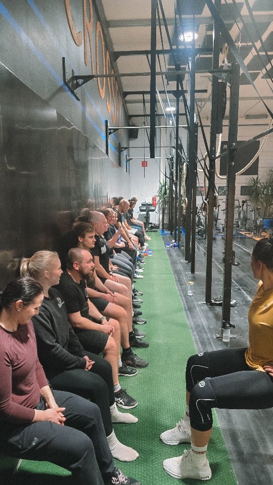 Wall sit and pass the phone 📱😌 Tässä tämän aamun wodin jälkeisen wall sitin tunnelmia suoraan Mahdilta ☺️💎 Kommentoi alle sun wall sit ennätys 👇😎 #crossfit #crossfitmahti #pori #mahti #cfmahti