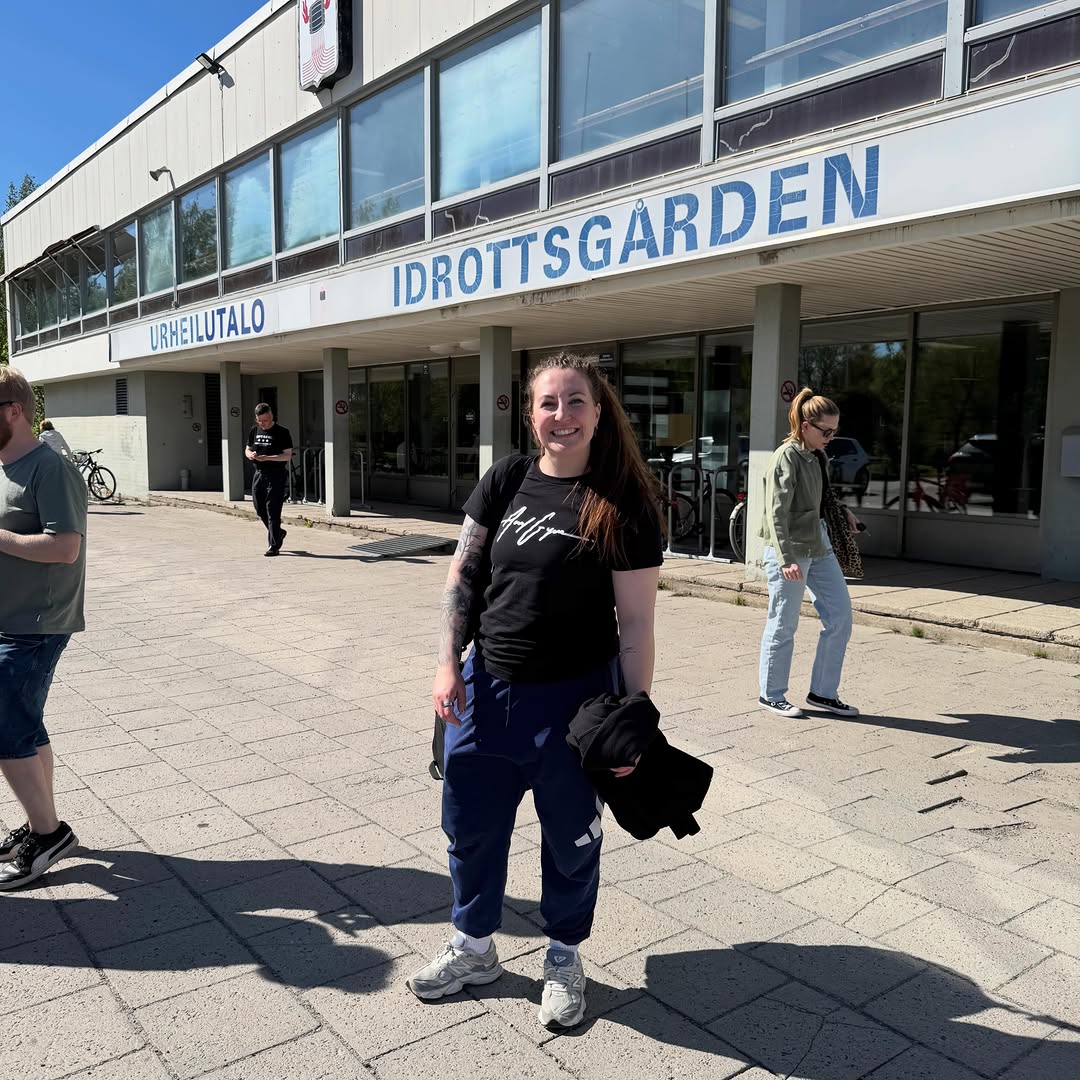 Sofia kävi tänään Kokkolassa voimanostokisoissa 🏋🏻♀️ Selkäleikkaus oli vasta viime vuonna ja nyt jo pantiin kaikki edelliset kisaennätykset uusiksi. Erittäin hieno suoritus. Ylpeä saa olla! 💪🏻🤩 Kyykky 137,5kg (+7,5kg) (video1) Penkki 65kg (+5kg) (video3) ja video 2 myös 70kg nosto joka tuli ylös komeasti mutta valitettavasti meni hylkyyn kun takapuoli pääsi nouseen penkistä. Maastaveto 147,5kg ( +7,5kg) videolla 4 Yhteistulos 350kg Kannustusjoukko oli kohillaan joten ilmankos tuo kulkee (vika kuva) — Tervetuloa AMLGYMille! 🏋🏻 Ilmainen tutustumistreeni kaikille Iissä asuville! Henkilökuntaa paikalla arkisin Ti & To klo 1615-1900 Tutustu lisää ja hanki vaikkapa kertakäynti 24/7 WWW.AMLGYM.FI 👉🏻 Kuntosali 24h 👉🏻 Valmennukset 👉🏻 Lisäravinteet 👉🏻 Hieronta #amlgym #voimanosto