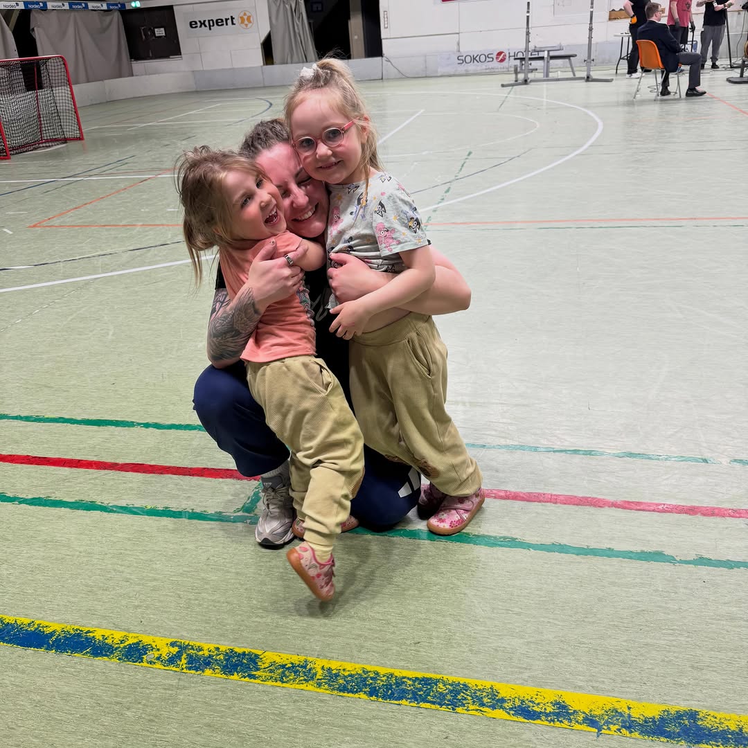 Sofia kävi tänään Kokkolassa voimanostokisoissa 🏋🏻♀️ Selkäleikkaus oli vasta viime vuonna ja nyt jo pantiin kaikki edelliset kisaennätykset uusiksi. Erittäin hieno suoritus. Ylpeä saa olla! 💪🏻🤩 Kyykky 137,5kg (+7,5kg) (video1) Penkki 65kg (+5kg) (video3) ja video 2 myös 70kg nosto joka tuli ylös komeasti mutta valitettavasti meni hylkyyn kun takapuoli pääsi nouseen penkistä. Maastaveto 147,5kg ( +7,5kg) videolla 4 Yhteistulos 350kg Kannustusjoukko oli kohillaan joten ilmankos tuo kulkee (vika kuva) — Tervetuloa AMLGYMille! 🏋🏻 Ilmainen tutustumistreeni kaikille Iissä asuville! Henkilökuntaa paikalla arkisin Ti & To klo 1615-1900 Tutustu lisää ja hanki vaikkapa kertakäynti 24/7 WWW.AMLGYM.FI 👉🏻 Kuntosali 24h 👉🏻 Valmennukset 👉🏻 Lisäravinteet 👉🏻 Hieronta #amlgym #voimanosto