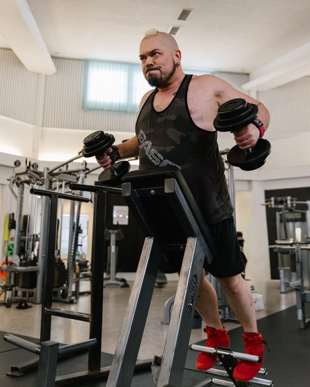Kuka on kovin tyyppi salilla? 💪 Se, joka tervehtii toisia. 💪 Se, joka auttaa toista. 💪 Se, joka kannustaa toista. 💪 Se, joka saapuu paikalle. Kovat tyypit tervehtii, kannustaa toisia ja auttaa. Kovat tyypit ei mollaa toisten treenejä, kenenkään tavoitteita tai arvostele ketään sen perusteella, miten treenaa ja millä painoilla. Kovat tyypit arvostaa sua just nyt semmosena kuin sä olet eikä vasta sitten kun oot tietyn näköinen tai nostat X määrän rautaa. Kovat tyypit saapuu toistuvasti paikalle, eikä vaan tähtihetkinä. #kuntokeskusmoway #kuntosali #liminka