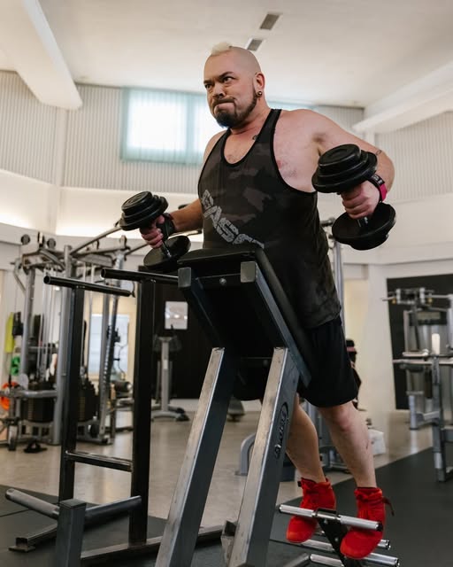 Kuka on kovin tyyppi salilla? 💪 Se, joka tervehtii toisia. 💪 Se, joka auttaa toista. 💪 Se, joka kannustaa toista. 💪 Se, joka saapuu paikalle. Kovat tyypit tervehtii, kannustaa toisia ja auttaa. Kovat tyypit ei mollaa toisten treenejä, kenenkään tavoitteita tai arvostele ketään sen perusteella, miten treenaa ja millä painoilla. Kovat tyypit arvostaa sua just nyt semmosena kuin sä olet eikä vasta sitten kun oot tietyn näköinen tai nostat X määrän rautaa. Kovat tyypit saapuu toistuvasti paikalle, eikä vaan tähtihetkinä. #kuntokeskusmoway #kuntosali #liminka