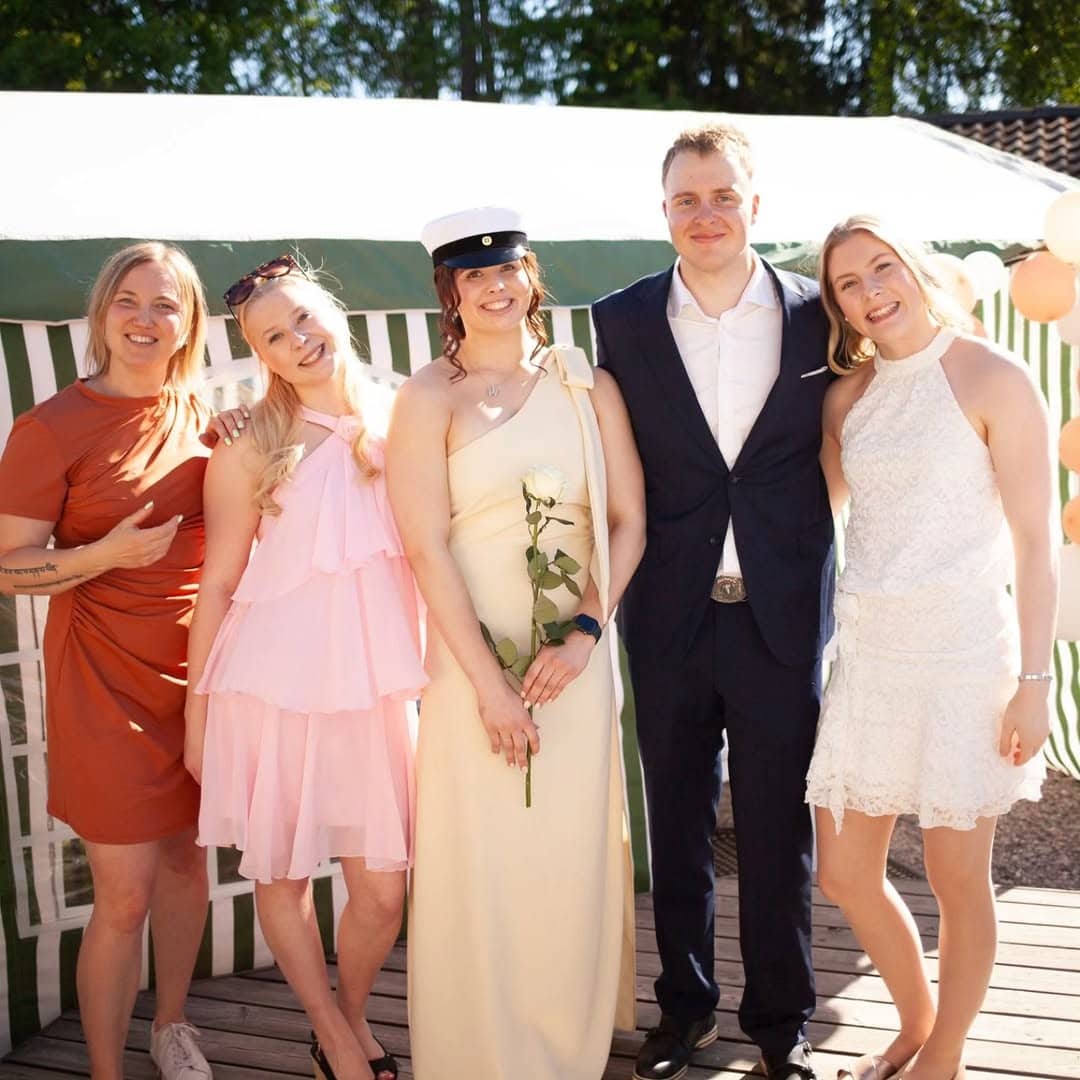 Ystävät nauttivat juhlatunnelmasta ulkona, ystävällinen ilmapiiri ja kaunis ympäristö.