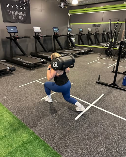 HYROX-tunnit ovat käynnistyneet Fittarilla - joko olet ennättänyt testata?💪 Tiesithän, että Fittarin asiakkaana pääset tutustumaan toukokuun aikana kerran Hyrox-tunnille ilman lisämaksua tai asiakkuuden vaihdosta🤩 Tämän jälkeen pääset käymään Hyrox-tunneille Premium-asiakkuudella, johon voit asiakkaanamme päivittää oman asiakkuutesi etuhintaan vielä toukokuun ajan🔥 Kokeilukerralle Hyroxiin ilmoittautuminen sekä asiakkuuden päivitys Premium-asiakkuuteen onnistuu sähköpostitse fittari@fittari.fi tai asiakaspalvelussa😊 Tervetuloa mukaan!