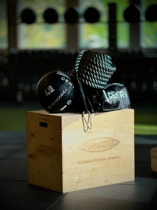 HYROX-treeni on noussut yhdeksi suosituimmista tavoista haastaa oma kestävyys ja voima, ja Loft Gymillä haluamme tarjota teille parhaat puitteet juuri tähän. Meille on kunnia-asia, että saliltamme löytyvät kaikki lajinomaiset välineet, joilla hiot tekniikkasi ja kuntosi kisasuoritusta vastaavalle tasolle. Meillä treenaat tehokkaasti kaikki kahdeksan lajia: SkiErg Kelkan työntö (Sled Push) Kelkan veto (Sled Pull) Burpee-pituushyppy Soutulaite Farmarikävely Askelkyykky hiekkasäkillä Wall balls Olitpa sitten kokenut kisaaja tai vasta lajin pariin löytänyt, meillä on tilaa ja välineet kehittyä. Tervetuloa treenaamaan Loft Gymille!