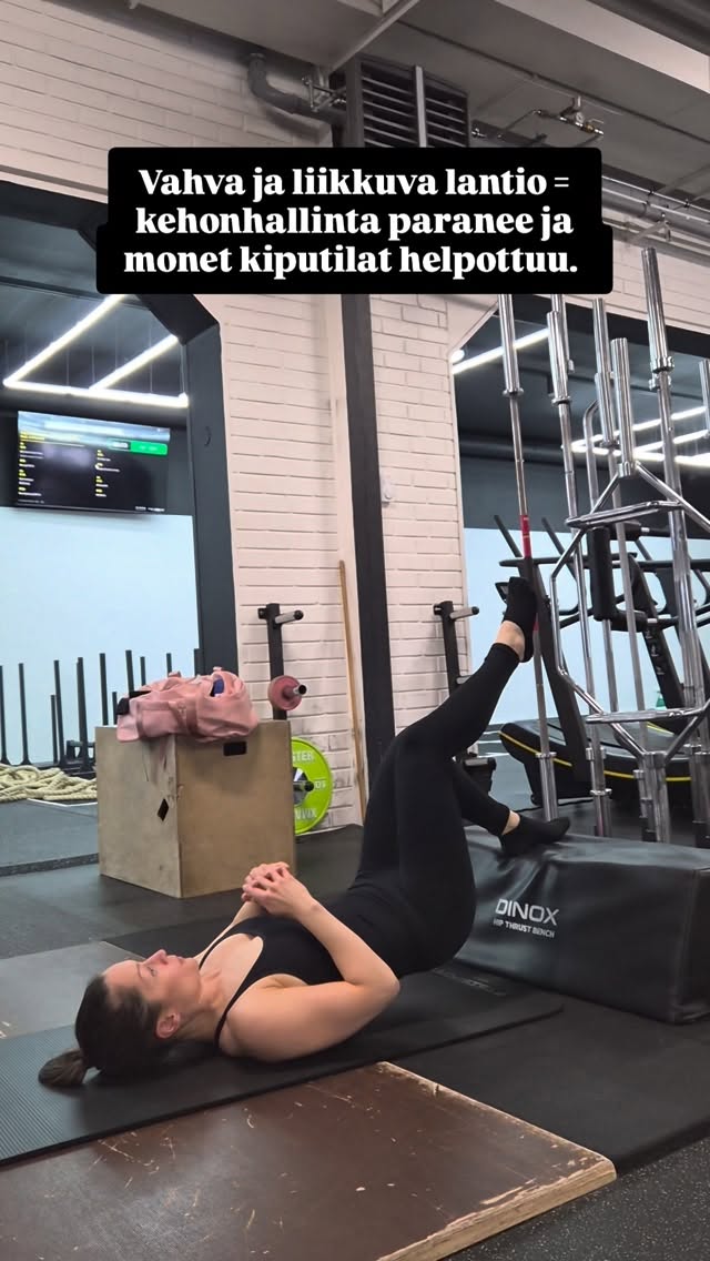 Useisiin selän ongelmiin löytyy helpotusta lantion alueen liikkuvuuden ja voiman kehittämisestä. 🎯Pidä keskivartalo tiukkana koko liikkeen ajan. 🎯Hallittu lantion nosto, sen jälkeen hallittu avaus sivulle. 🎯Pidä toinen jalka ilmassa koko liikkeen ajan. 🎯Lantion hallinta ratkaisee. Vältä kiertyminen. 🎯Liike lähtee pakarasta, ei alaselästä. 🎯Säilytä neutraali selkä ja hallittu tempo. 🎯Hallittu liikerata ja kontrolli koko liikkeen ajan. #hipsdontlie #liikkuvuusharjoittelu #voimaharjoittelu #liikeonlääke #fitmerilappi