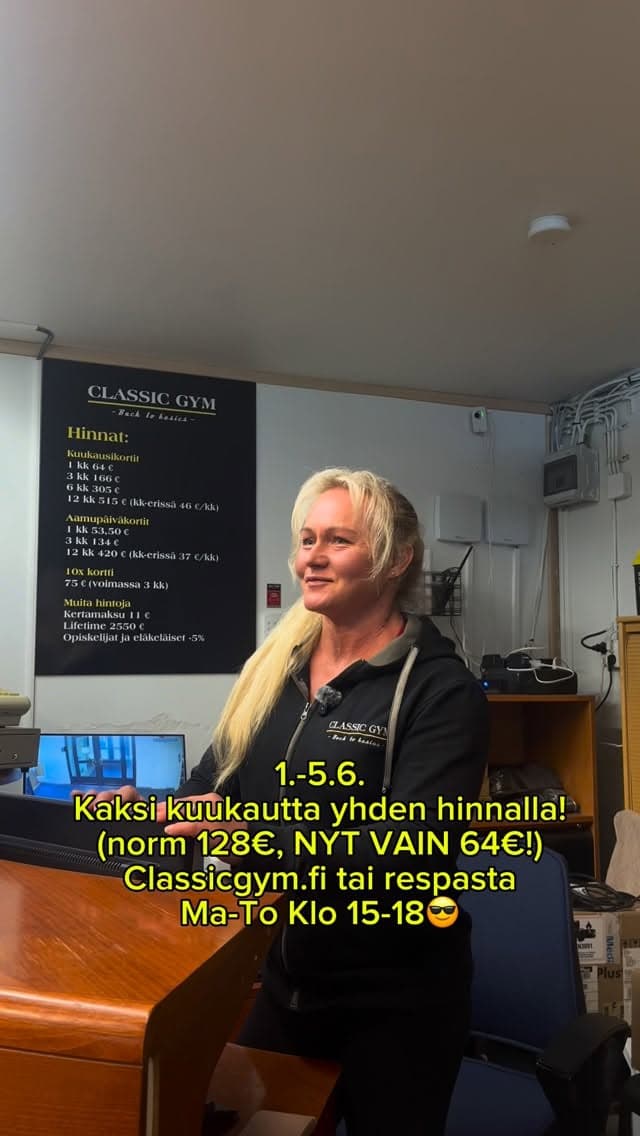 Classic Gym vastaanoton ja palveluiden kuva, jossa nainen hymyilee.