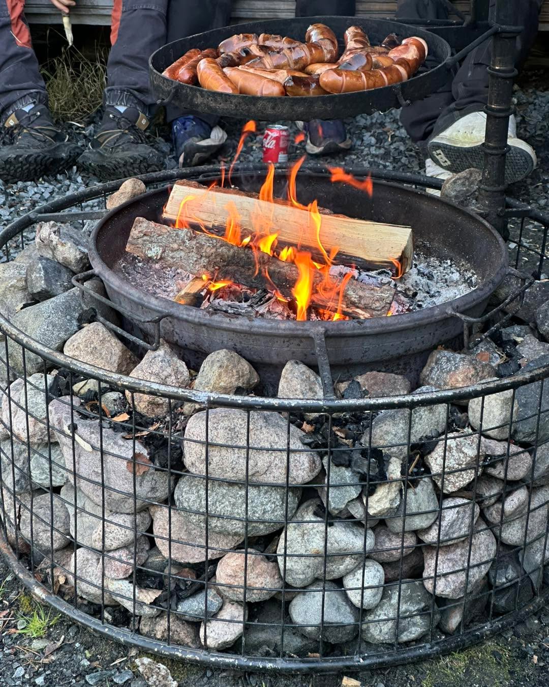 Nuorten siivousviikolla on saatu paljon aikaiseksi! 😎 Posion kunta työllistää nuoria siivousviikolla. Tällä kertaa 9 ahkeraa nuorta mm. 🧹 maalasivat päiväkodin kalusteita 🧹 siistivät laavujen alueita, täydensivät halkoja 🧹 maalasivat kunnantalon piha-aitaa 🧹 leikkasivat nurmikkoa 🧹 siivosivat toria 🧹 täydensivät päväkodin hiekkalaatikon 🧹 siivosivat jäähallia 🧹 järjestivät Pyrinnön ja Soukkavaaran varastoja Viimeinen työpäivä pääteltiin laavujen siivouksen jälkeen makkaran paiston merkeissä. Nuoret kertoivat, että tämä oli monille ensimmäinen kesätyö ja aika meni nopeasti. Parasta oli maalaus ja päältä ajettavalla ruohonleikkurilla nurmikon leikkaus. Ja klo 12 pidetyt jäätelötauot!🍦😊 Kiitos nuoret ja meidän mahtava kiinteistöhuollon porukka!