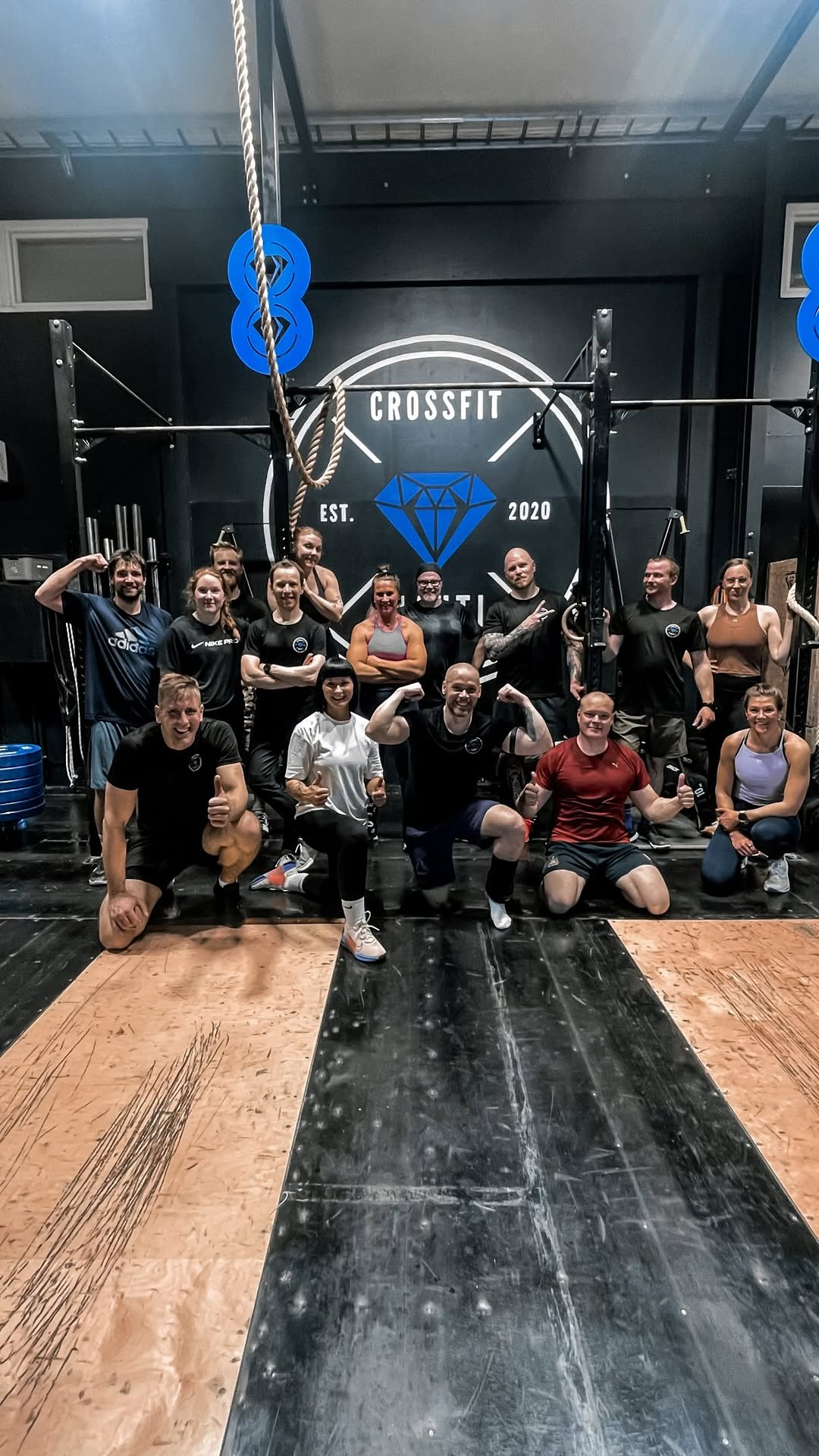 Makso mitä makso Ygig 50/50 Buy in 1609m row Then 102 wallball 102 t2b 32 wall facing hspu 32 burbee over plank hold partner 6 rope climb 50 box jump over with full stretch out 100 one ARM push-press 22,5/15 Buy out 52 push-ups 62 pull-ups 72 one hand ohs lunge 22,5/15 Rest of Time max rounds (full rounds) 6 dB snatch 6 cal row Tc 54:30 #crossfit #crossfitmahti #sitmennää #maksomitämakso