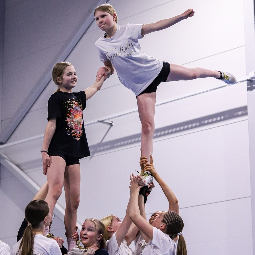 Kesän hauskimmat leiripäivät Liikuntaseura Porissa! 🌟 Tule viettämään liikunnantäyteisiä ja iloisia leiripäiviä tuttujen ja uusien kavereiden kanssa! Cheerleadingin kolmen päivän leirit Voimistelu- ja cheerhallilla, Kuninkaanlahdenkatu 7 ******************** 9.-11.6. klo 11.00-14.00 Cheerleading-leiri 12-14-vuotiaille. Tämä leiri on sinulle 12-14-vuotias, joka haluat testata ja treenata omia taitojasi ennen kauden alkua. (Youth level 1-2). Tule ja innostu cheeristä! ******************** 7.-9.7. klo 11.00-14.00 Cheerleading-leiri 7-11-vuotiaille. Kiinnostaako cheer? Olisiko tässä uusia harrastus? Tule mukaan matalankynnyksen leirille ja innostu cheeristä. ******************** 21.23.7. klo 11.00-14.00 Cheerleading-leiri 8 -11-vuotiaille. Leirillä harjoitellaan minit level 1-2 taitoja. Näitä taitoja ovat mm. kärrynpyörä, kuperkeikka, flikki, käsinseisonta, peruspyramidit. Tule mukaan harjoittelemaan ja innostu cheeristä! * Kolmen päivän leirin hinta on 45 €. Leirille mukaan: omat pienet eväät, sisätossut, liikuntaan sopivat vaatteet, juomapullo ja kesäinen leirifiilis. Tervetuloa mukaan kokemaan liikunnan iloa, oppimaan uutta ja viettämään ikimuistoisia leiripäiviä Liikuntaseura Porissa! ILMOITTAUTUMISLINKKI: https://www.jasentieto.fi/public/Login.aspx?sid=108 Instagramissa linkki löytyy seuran profiilista Näytä vähemmän
