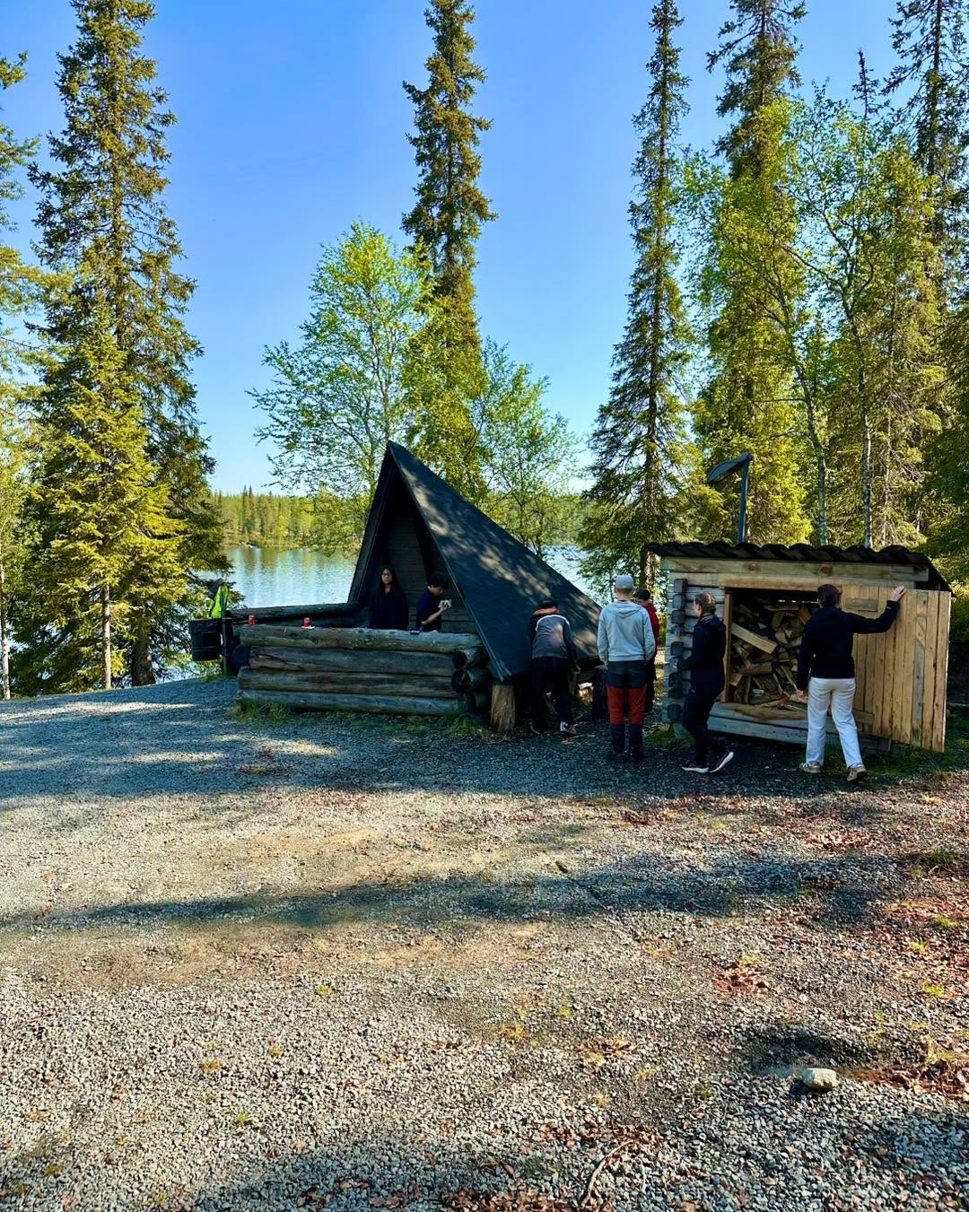 Nuorten siivousviikolla on saatu paljon aikaiseksi! 😎 Posion kunta työllistää nuoria siivousviikolla. Tällä kertaa 9 ahkeraa nuorta mm. 🧹 maalasivat päiväkodin kalusteita 🧹 siistivät laavujen alueita, täydensivät halkoja 🧹 maalasivat kunnantalon piha-aitaa 🧹 leikkasivat nurmikkoa 🧹 siivosivat toria 🧹 täydensivät päväkodin hiekkalaatikon 🧹 siivosivat jäähallia 🧹 järjestivät Pyrinnön ja Soukkavaaran varastoja Viimeinen työpäivä pääteltiin laavujen siivouksen jälkeen makkaran paiston merkeissä. Nuoret kertoivat, että tämä oli monille ensimmäinen kesätyö ja aika meni nopeasti. Parasta oli maalaus ja päältä ajettavalla ruohonleikkurilla nurmikon leikkaus. Ja klo 12 pidetyt jäätelötauot!🍦😊 Kiitos nuoret ja meidän mahtava kiinteistöhuollon porukka!