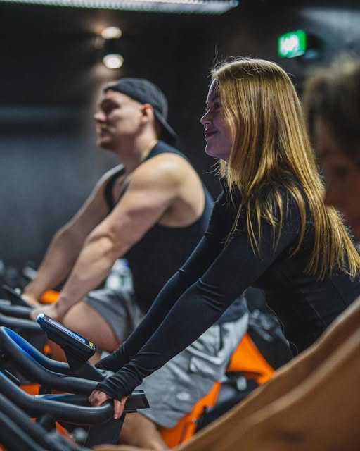 Maailman pyöräilypäivää vietetään tänään 3.6.! 🚴♂️ Tiesitkö, että spinning on yksi tehokkaimmista tavoista kehittää kuntoa säästä riippumatta? ✅ Parantaa sydän- ja verenkiertoelimistön kuntoa ✅ Kehittää alavartalon lihasvoimaa ja kestävyyttä ✅ Polttaa tehokkaasti energiaa ✅ Sopii eri kuntotasoille – vastusta voi säätää oman tavoitteen mukaan ✅ Antaa energiaa ja hyvän fiiliksen päivään Spinnutunneillamme pääset haastamaan itseäsi motivoivassa ilmapiirissä ja musiikin tahdissa! Ohjattua Spinningiä löydät kesän lukkarista lähes joka päivältä 🔥 #korsogym #korso #vantaa #kuntosali