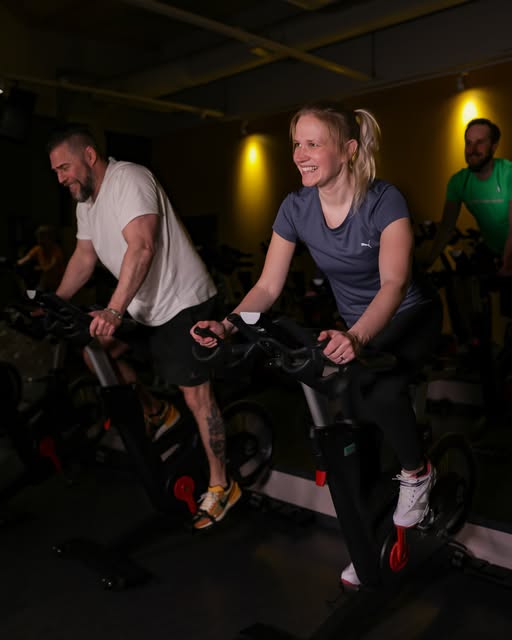 Hyvää maailman pyöräilypäivää! 🚲 Kokeile tätä kestävyystreeniä sisäpyörällä oman suosikkimusiikkisi tahtiin! 🎶 🧡 Lämmittele ensin polkemalla kevyellä tai keskiraskaalla vastuksella reippaasti noin viiden minuutin ajan eli yhden tai kahden kappaleen verran. 🧡 Polje ensimmäisessä treenikappaleessa reippaaseen tempoon keskiraskaalla vastuksella. Lisää kertosäkeiden ajaksi aina hieman vastusta ja kiihdytä polkemisnopeutta. Kun kertosäe loppuu, hidasta jalat takaisin musiikin tempoon ja kevennä vastus takaisin keskiraskaaseen. 🧡 Polje toinen kappale ylämäkeen. Vastus saa tuntua niin raskaalta, että polkimien pyöritysnopeuskin selvästi hidastuu. Lisää kertosäkeeseen vieläkin raskaampi vastus ja polje kertosäkeen ajan seisten. Kun kertosäe loppuu, kevennä hieman vastusta ja istu takaisin satulaan jatkamaan ylämäen nousemista. 🧡 Jatka oman suosikkimusiikkisi tahtiin esimerkiksi puolen tunnin ajan niin, että joka toisessa kappaleessa teet kiihdytyksiä ja joka toisessa poljet ylämäkeä. 🧡 Jäähdyttele polkemalla rauhalliseen tahtiin kevyellä tai keskiraskaalla vastuksella kahden kappaleen ajan. Jos hyvä musiikki ja tehokas harjoittelu pyörän selässä kiinnostavat, hyvinvointikeskuksistamme löydät myös ohjatut sisäpyöräilytunnit! Aikataulun kurkkaaminen ja tunneille ilmoittautuminen onnistuu Oma Fressin kautta. 🚴🏼