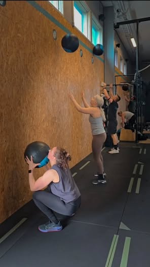 Jos wall ball olisi ihminen... Se olisi se ystävä, joka ehdottaa iltakävelyä juuri silloin, kun olet saanut mukavan asennon sohvalta. "Lähetäänkö vähän ulos?" Ja sitten vähän lisää. Ja vielä korttelin ympäri. Se ei koskaan huuda. Ei pakota. Ei edes vaikuta kovin vaativalta. Mutta jotenkin sen seurassa hengästyy ja on rättipoikkiolo kohtaamisen jälkeen. Välillä se ärsyttää. Välillä sitä yrittää vältellä. Mutta ärsyttävintä, että se on yleensä oikeassa, ja joka kerta sen jälkeen olo on parempi kuin ennen. Wall ballit ovat vähän samanlaisia. Ne eivät päästä helpolla. Mutta ne tekevät sinusta paremman ❤️ #wallball #benchmarkwod #treeniyhteisö #tornio #meillätehhäänteräksisiäihmisiä