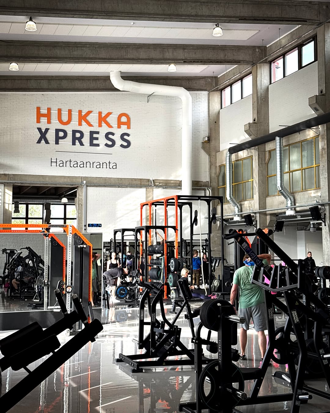 Meille olet tervetullut juuri sellaisena kuin olet. 🌈✨ Hukka Xpress -saleilla jokaisella on vapaus treenata omana itsenään, turvallisessa ja hyväksyvässä ilmapiirissä. Meille tasa-arvo ei ole vain sana, vaan se on osa jokaista päiväämme, vuoden jokaisena kuukautena. Haluamme olla paikka, jossa voit keskittyä täysillä omaan treeniisi ja hyvinvointiisi ilman pelkoa arvostelusta tai ulkopuolisuuden tunteesta. Unohdetaan siloiteltu meininki, salilla saa hiki virrata ja tukka olla sekaisin, kunhan kaikilla on hyvä ja turvallinen olo olla oma itsensä. Pride-kuukauden kunniaksi haluamme muistuttaa: Olet upea juuri tuollaisena 😍 Nähdään treeneillä! 💪🏻 #xpress #hukkaxpress #oulu #pridemonth #kuntosali
