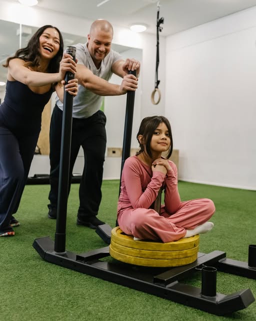 VANHEMMAT HOI! Me tiedämme täällä salilla, että nuoret kesälomalaiset pursuavat intoa ja virtaa tulla salille. Haluamme muistuttaa muutamasta asiasta: 🏋️♂️ Salikortit ovat henkilökohtaisia! Kenenkään kaverin siivellä ei saa tulla salille. Kaveri-viikot sekä salin päivystysajat ovat tätä varten, että voi tulla tutustumaan. ❌ Alle 13-vuotiaat eivät voi tulla salillemme treenaamaan. Tätä nuoremmat ovat AINA huoltajan kanssa salilla ja VAIN JA AINOASTAAN mukana, eivät siis treenaamassa! 🆗 Me tykkäämme hirmuisen paljon, kun nuoret haluavat tulla meille treenaamaan! Yhteisillä pelisäännöillä, yhdessä teidän vanhempien ja nuorten kanssa, saamme aikaiseksi kaikille turvallisen ja mieluisan treeniympäristön. 📣 Joten vanhemmat, ottakaapa ja jutelkaapa nuorison kanssa asiasta. Meidän henkilökunta auttaa teitä löytämään sopivan vaihtoehdon korteista ja esittelemme salia ja toimintatapoja mielellämme. ☺️ #kuntokeskusmoway #liminka #kuntosali