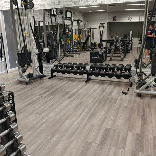 Asemakadun pikkusaliin tuli isompia käsipainoja. Nypätään taljoja vähän kauemmas jos siltä tuntuu. Kokeelkaapas 💪🦵🏋️