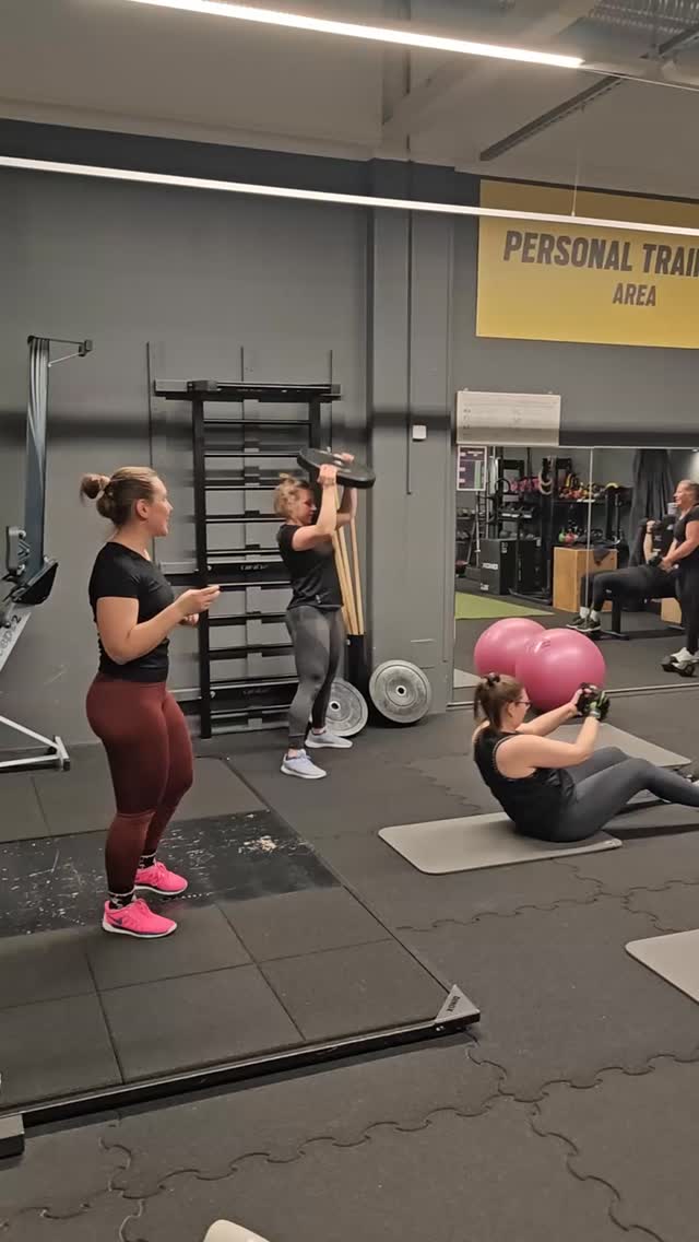 RyhmĂ€treenien kesĂ€aikataulussa on keskiviikkoisin luvassa kaksi huikeaa tuntia: toiminnallinen circuit sekĂ€ fasciamethod! Tunnit ovat aloittelijaystĂ€vĂ€llisiĂ€, eli voit tulla mukaan lĂ€htötasosta huolimatta đ Toiminnallinen circuit on tunti, joka keskittyy kehittĂ€mÀÀn kehon kykyĂ€ suoriutua arjen tai urheilun kannalta hyödyllisistĂ€, kokonaisvaltaisista liikkeistĂ€. Harjoittelu perustuu liikkeisiin, joita ihminen tekee luonnostaan ïżœ kuten nostaminen, työntĂ€minen, vetĂ€minen, kyykistyminen, kiertĂ€minen ja tasapainottelu. Tunti tehdÀÀn aina kiertoharjoitteluna aikaa vastaan, missĂ€ haastetaan eri voimantuotto-ominaisuuksia. đ keskiviikkoisin klo 17.30 đ toiminnallinen tila đŻ max. 10 hlö FasciaMethod -tunnilla liikkuvuuteen ja hermostoon vaikutetaan kokonaisvaltaisesti. PÀÀpaino harjoittelussa on myofaskiaalisessa liikkuvuusharjoittelussa. LisĂ€ksi teemme tĂ€smĂ€venytykset kehon yleisimmin kiristĂ€viin lihaksiin sekĂ€ liikehallintaharjoittelua. Harjoittelu on lihastoimintaketjujen mukaista ja dynaamista. FasciaMe soveltuu kaikille, jotka haluavat parantaa suorituskykyÀÀn tehokkaasti ja edistÀÀ hyvinvointiaan. đ keskiviikkoisin klo 18.40 đ toiminnallinen tila đŻ max. 8 hlö Tunnit varattavissa varauskalenterista sovelluksessa tai nettisivuilla PLUS- ja SUPERIOR-asiakkuuksilla. Jos haluat tulla tutustumaan, ole meihin yhteydessĂ€: kerava@easyfit.fi