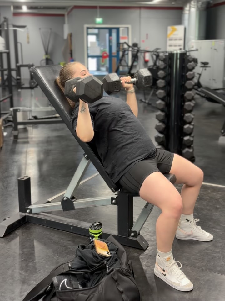 Ketä Pulsilla treenaa⁉️ Alisa, 21 💪 ❔Kuinka kauan olet treenannut Pulsilla? 👉 6 vuotta. ❔Kuntosali, jumppa vai molemmat? 👉 Kuntosali. ❔Mikä motivoi liikkumaan, tavoitteet? 👉Hyvinvointi, terveys, parempi jaksaminen, kehitys voimannostossa ja tuloksissa. ❔Suosikkitreeni? 👉Voimanosto, yläkroppa ja penkki. ❔Parasta Pulsilla? 👉 Monipuoliset ja siistit tilat, palvelut, alakerran power-sali ja henkilökunta. 💚 Voimaa ja kehitystä jo 6 vuoden ajan – Alisa luottaa Pulsiin. 👊 #pulsilainen #asiakasesittely #voimanosto #hyvinvointi #treeni