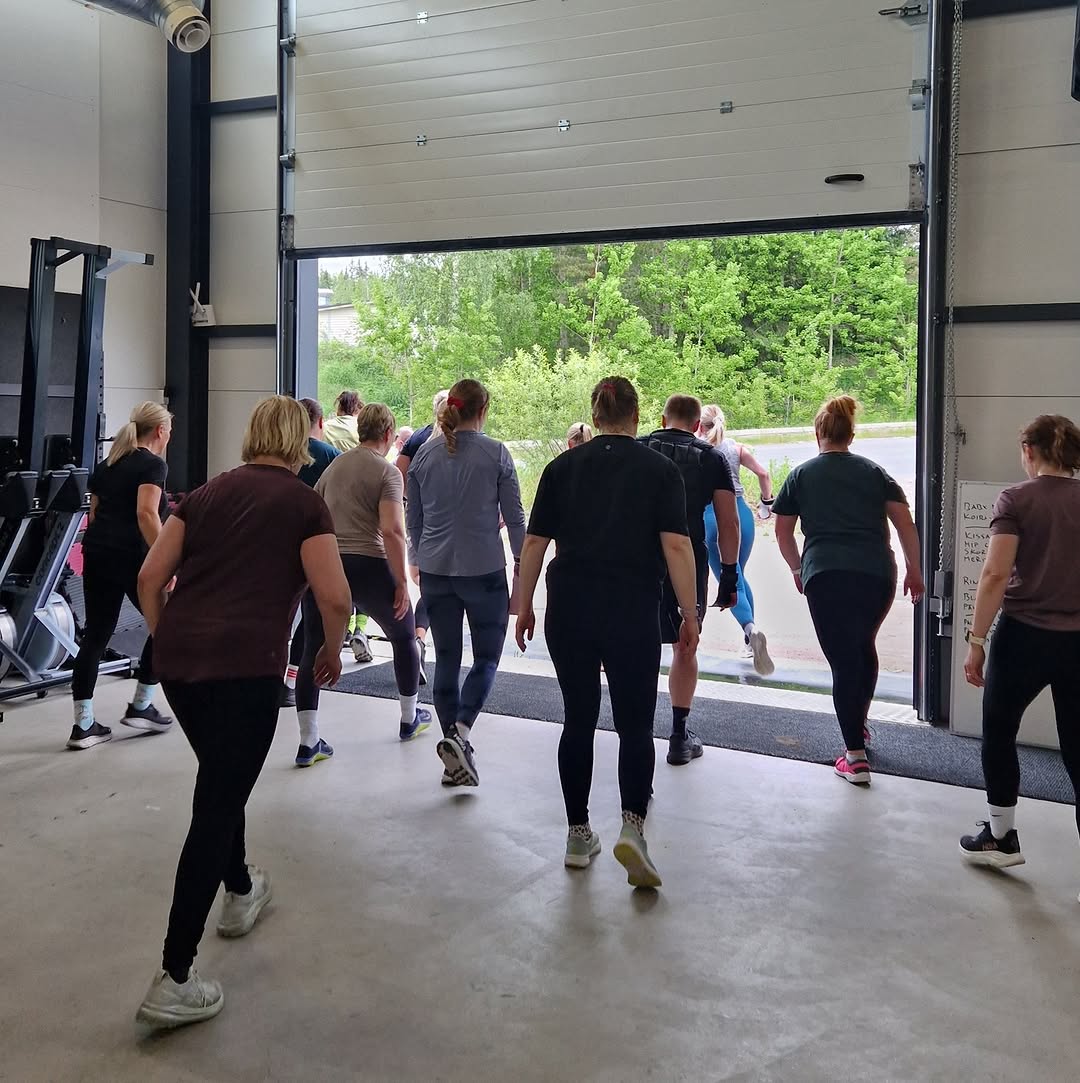 Ovet ovat auki. Sinun ei tarvitse olla kunnossa aloittaaksesi. Mutta aloittamalla pääset kuntoon. #crossfitlappeenranta #crossfit #hikoilehymyilekehity