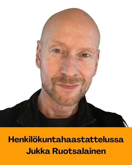 Jukka on uusi ohjaaja Saluksella! Hän on upea ja huumorintajuinen tanssinopettaja ja Jukan jokaisella tunnilla on uusi koreografia. Voit siis hypätä tunneille mukaan milloin vain, kaikki ovat samalla lähtöviivalla koreon kanssa, jota rakennetaan koko tunnin ajan.😊 Jukan Danceen pääset torstaisin klo 17.15, tanssin tyylisuunta on show/jazz. Tervetuloa!🧡 ✨Miten olet ajautunut ohjaajaksi? Olen tanssinut lapsesta saakka ja tanssin opettaminen on ollut luonteva jatke omalle tekemiselle. Olen aina ollut todella kiinnostunut uusista lajeista ja erityisesti anatomiasta, joten erilaiset kehonhuoltolajit tulivat nopeasti tanssin opettamisen rinnalle. ✨Miksi tykkäät työskennellä Saluksella? Olen ohjannut vasta muutamia tunteja, mutta asiakkaat vaikuttavat innostuneilta ja avoimilta. Tänne on ollut helppo tulla!😊 ✨Mistä asioista olet kiinnostunut tällä hetkellä? Työssäni kiinnostavat tällä hetkellä lempeämmät liikuntamuodot ja kokonaisvaltainen hyvinvointi.🙏 ✨Lempiliike/laite ryhmäliikuntatunnilla tai kuntosalilla? Lempiliike on syväkyykky, painoilla tai ilman. ✨Miten vietät mieluiten vapaa-aikaasi? Olen aikamoinen kotihiiri. Päiväni täyttää eläinharrastukseni. Minulla on paljon erilaisia eläimiä, joita hoitaessa päiväni kuluvat.🐶🐕 #kuntosalus #henkilökuntaesittely #ohjaajahaastattelu #dance