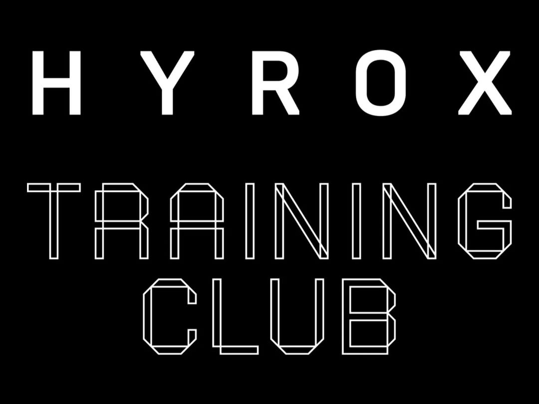Hyrox harjoitusryhmä ulkona, liikunta ja kuntoilutapahtuma.