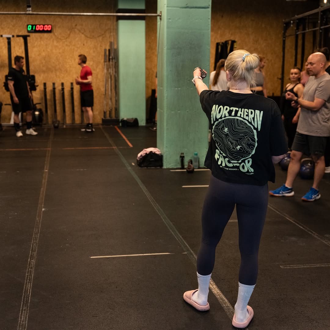 3-2-1… GO💥 Kommentoi alle mitä ajatuksia liikkuu juuri ennen kun kello lähtee käyntiin? 👇🏼 KESÄAIKATAULUN HYROX-TUNNIT: Maanantai 18:00 Tiistai 6:15/ 10:00/ 16:00/ 19:00 Keskiviikko 18:00 Perjantai 17:00 Sunnuntai 12:45 🏃🏽♀️ HYROX-jäsenyys (sisältää ainoastaan Hyrox-tunnit) 55€ 🏃🏽 10x HYROX 90€ 🏃🏼♂️ kertakäynti 12€ 📸: @timo_autto #crossfitrovaniemi #crossfit #hyrox #hyroxtrainingclub #hyrox365