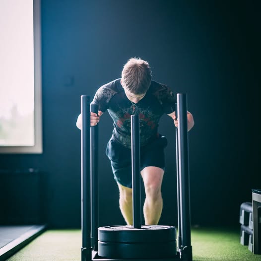 Painovoimalan viikko 8.-14.6.2026 Maanantaina: Functional Training klo 9-10 (Eeva) Crosstraining klo 18-19 (Riikka) Tiistaina: Bootcamp klo 17-17.45 (Serina) Keskiviikkona: Salicircuit klo 10-11 (Eeva) Respa ja salin siivous klo 17-19 (Emmi) Torstaina: VoimaVäki +65-v. klo 11-12 (Eero) Mimmivoima klo 17.30-18.30 (Sonya) Pilates klo 18.40-19.25 (Sonya) Flow-jooga klo 19.30-20.15 (Sonya) Sunnuntaina: Salin siivous klo 20.30-21.45 (Emmi) Poikkeuksellisesti tällä viikolla ei punttikoulua ja crosstraining tiivistetään yhteen tuntiin. Olethan jäsen jo ladannut Step2Fit-äpin käyttöösi ja aktivoinut KIPINÄ-treeniohjelman sekä Terve selkä -miniharjoituksen? 💪 Nyt ei jää aloittaminen eikä kehonhuolto kotisalisi ohjeistuksesta kiinni. Olemme täällä sinua varten 🫶 #painovoimala #kuntosali #valmennus #ryhmäliikunta 📷: @mikaalavesaphotography