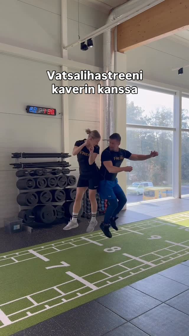 Kuka sanoi, että vatsalihastreenin pitäisi olla tylsää? Eivät ainakaan meidän valmentajamme Kalle ja Hanna! 🙅🏼 Lähetä tämä video kaverille, jonka kanssa haluat laittaa nämä kolme liikettä kokeiluun seuraavalla yhteistreenillä! 📲 📍 Fressi trainerit Kallen ja Hannan löydät @fressimyyrmaki