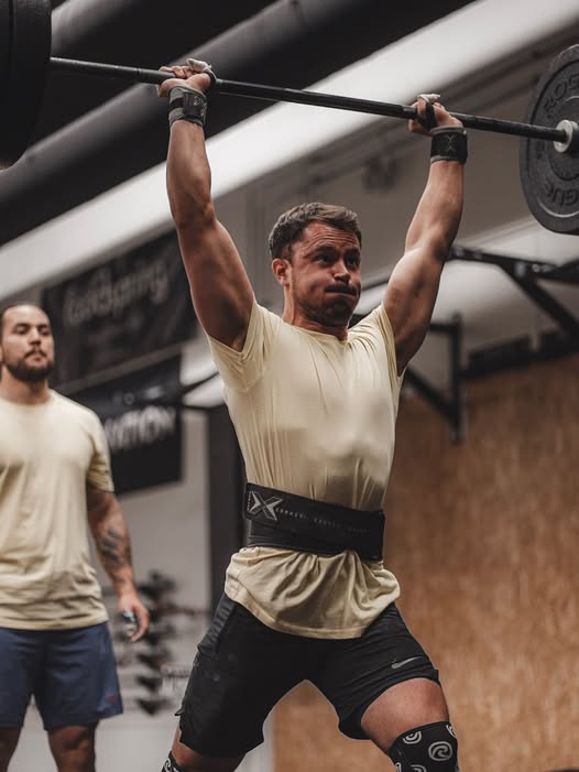 Perjantai eli painonnostopäivä! 😎 Tän päivän Clean & Jerk treenissä mahdollisuus kokeilla enkkoja. 🔥 #crossfitportti