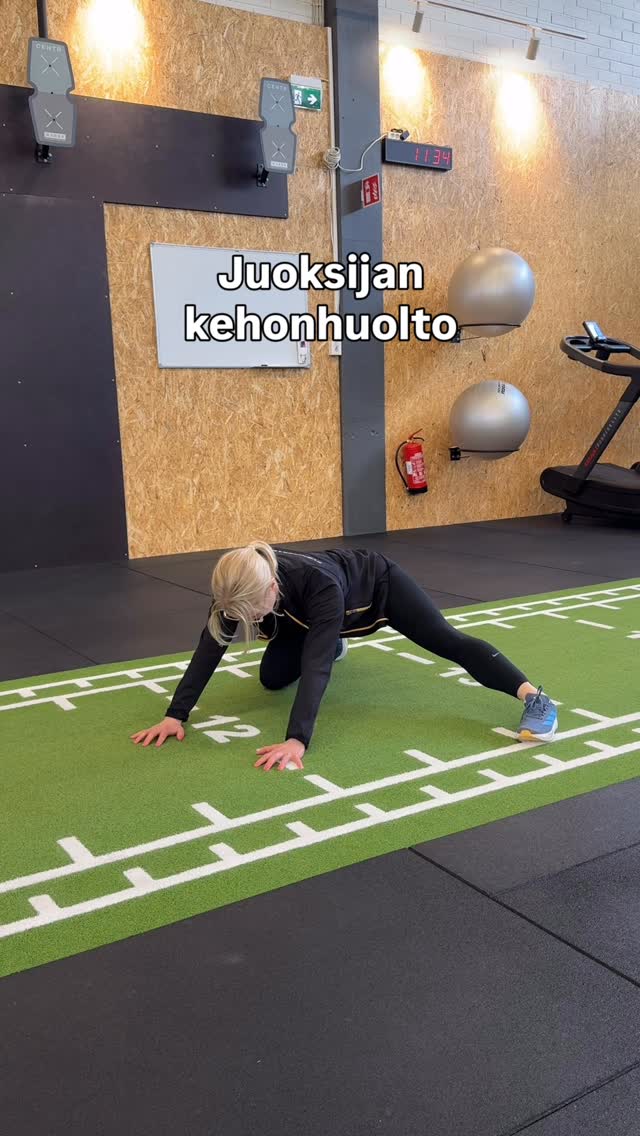 Juoksija, kiristävätkö lonkat? 🤔 Juoksu kuormittaa reiden sisä- ja ulkosyrjän lihaksia, jotka osallistuvat lantion hallintaan ja askelluksen vakauteen. Jos nämä kudokset ovat jäykät, liike voi tuntua kankealta ja keho alkaa helposti kompensoida muualta. Kokeile apuna videon kahta liikettä osana lämmittelyä ennen juoksulenkkiä. ➡️ Liikkeissä jalka pysyy paikallaan, mutta lantion ja lonkan liike kohdistaa venytystä reiden sisä- ja ulkosyrjälle. Samalla lonkka liikkuu eri kiertosuuntiin, mikä auttaa ylläpitämään liikkuvuutta ja hallintaa myös juoksun kannalta tärkeissä asennoissa. ➡️ Kiinnitä huomiota siihen, että selkä pysyy mahdollisimman neutraalina koko suorituksen ajan. ➡️ Liikkeitä voi varioida nostamalla jalan korokkeelle, jolloin venytystä saa usein hieman lisää. 📍 Fressi fysioterapeutti Leenan löydät Fressi 24h Kivenlahdesta.