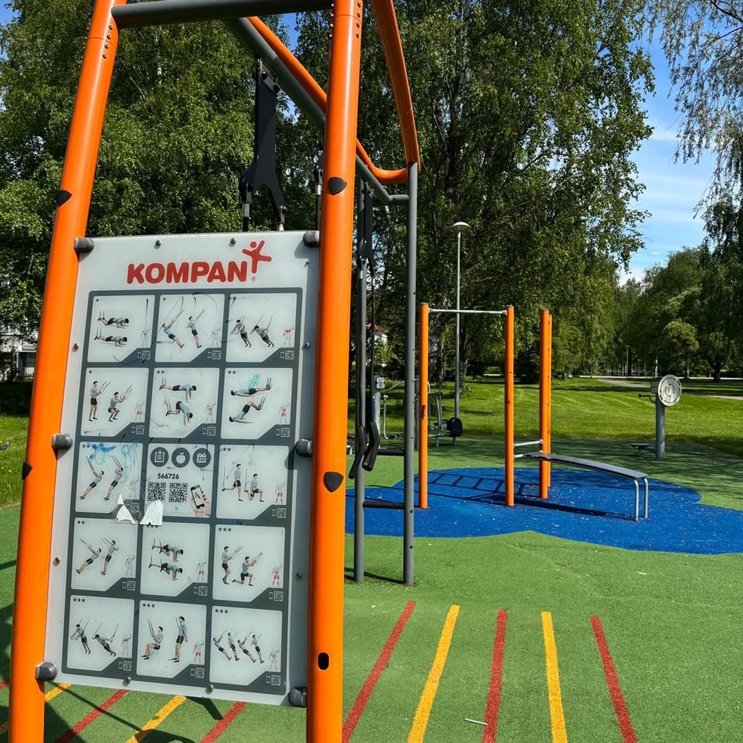 Lieksassa riittää iloa ja tekemistä perheen pienimmille!🌳 Kaupungin ja keskustan alueella on useita viihtyisiä leikkipuistoja, joissa voi viettää mukavasti aikaa leikkien ja ulkoillen. Yksi suosituimmista kohteista on liikennepuisto. Uusi ja moderni vapaudenpuiston leikkipaikka sopii monen ikäisille leikkijöille. Tervetuloa tutustumaan Lieksan leikkipaikkoihin! Keskustan alueen leikkikentät ja osoitteet: 📍Keskuspuiston leikkikentät Torikatu 1, 81700 Lieksa 📍Liikennepuisto Tapionkatu 5, 81700 Lieksa 📍Hovilan leikkikenttä Korpi-Jaakonkatu 9, 81700 Lieksa