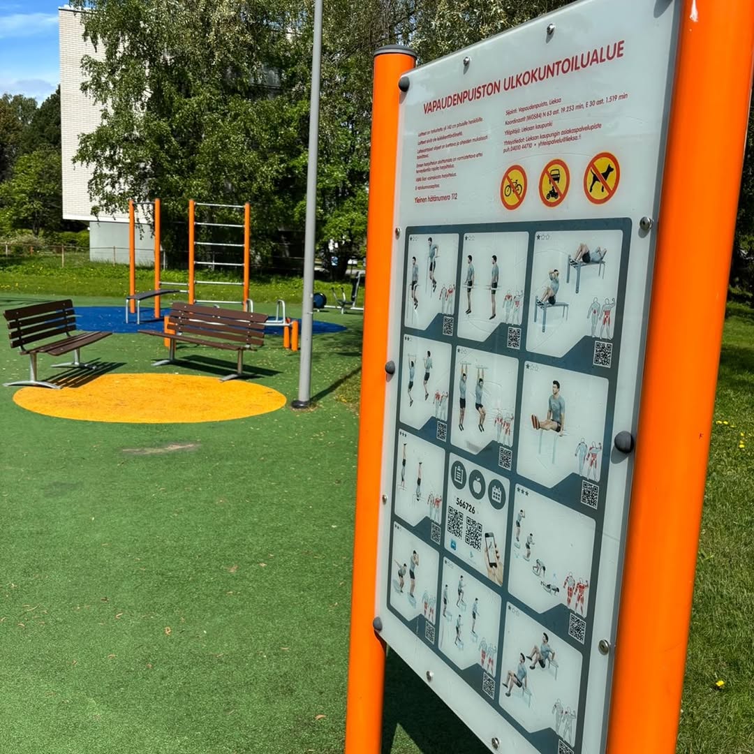 Lieksassa riittää iloa ja tekemistä perheen pienimmille!🌳 Kaupungin ja keskustan alueella on useita viihtyisiä leikkipuistoja, joissa voi viettää mukavasti aikaa leikkien ja ulkoillen. Yksi suosituimmista kohteista on liikennepuisto. Uusi ja moderni vapaudenpuiston leikkipaikka sopii monen ikäisille leikkijöille. Tervetuloa tutustumaan Lieksan leikkipaikkoihin! Keskustan alueen leikkikentät ja osoitteet: 📍Keskuspuiston leikkikentät Torikatu 1, 81700 Lieksa 📍Liikennepuisto Tapionkatu 5, 81700 Lieksa 📍Hovilan leikkikenttä Korpi-Jaakonkatu 9, 81700 Lieksa