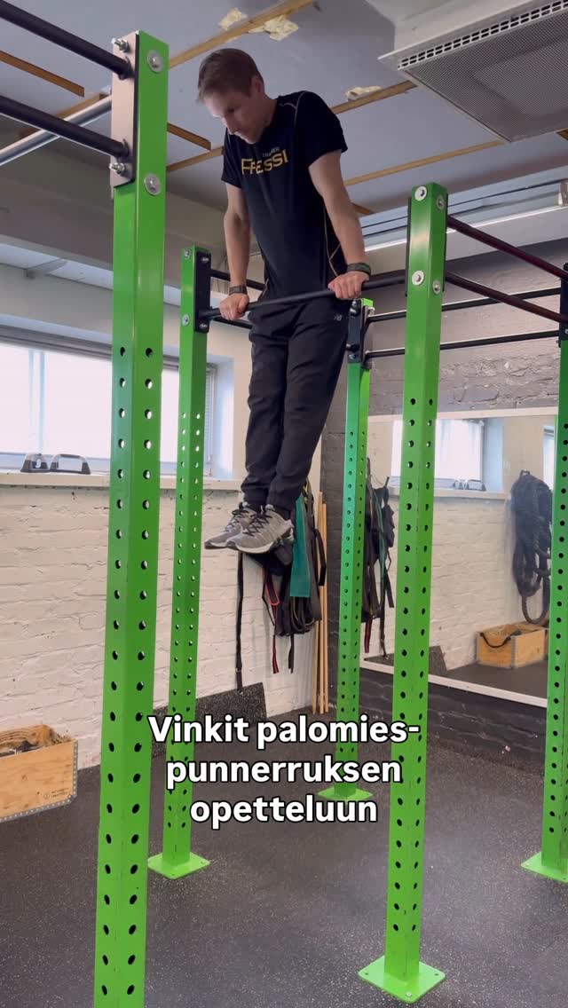 Palomiespunnerrus eli muscle up on mahtava kehonpainoliike. Kyseessä ei ole aloittelijatason liike, mutta jos leukojen vetäminen ja ojentajadipit tangolla sujuvat, tässä voisi olla näyttävä liike kesän aikana opeteltavaksi! Otatko haasteen vastaan? 😎🔥 Näillä variaatioilla treenaat kohti ensimmäistä palomiespunnerrustasi! 1. Leuanveto 2. Palomiespunnerrus matalalla tangolla 3. Palomiespunnerrus korokkeelta ponnistaen 4. Palomiespunnerrus kuminauhalla 📍 Fressi trainer Jessen löydät @fressimikkeli