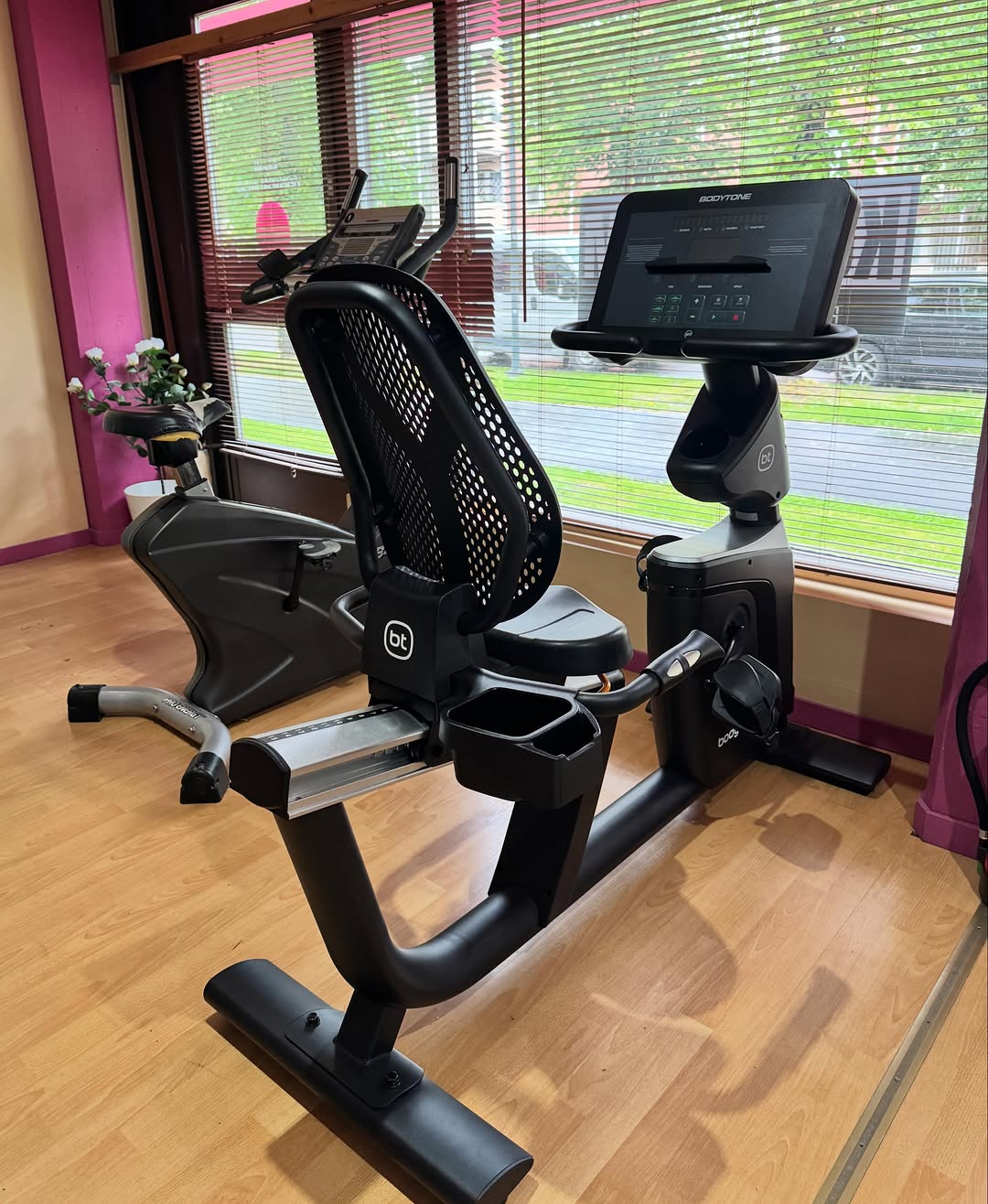 Pitkä odotus on palkittu ja Naistensalille on saapunut Porraskone 🤪😍! Myös ensimmäinen uusi kuntopyörä saapui! @motivon.fi