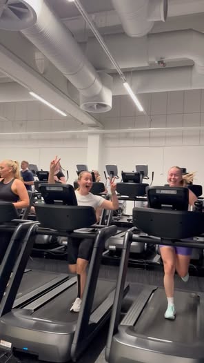 Performance Hyrox -tunti haastaa koko kehoa juoksussa, voimassa ja kestävyydessä 🏋️♀️🔥🏃 ELIXIA Lielahden Hyrox-kisoissa nähtiin itsensä ylittämistä, energiaa, hikeä, ja ennen kaikkea hyvää fiilistä - ja tästä Hyroxissa on kyse! 💪 Joko oot testannut Performance Hyroxia? Jos et, tämä on merkkisi varata tunti! 🚀 Ja hei - hyviä uutisia myös Turkuun, jossa tunnit alkavat syyskuussa uudessa ELIXIA Wiklundissa! 🤩🔥👏 #elixia #elixiafinland #elixialielahti #performancehyrox #hyrox