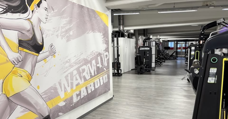 Kuntokeskus Riihimäki palvelee asiakkaitaan myös heinäkuussa: asiakaspalvelumme on avoinna heinäkuussa keskiviikkoisin klo 16-19. Silloin voit tulla tutustumaan kuntosaliin maksutta. Maksuton tutustuminen onnistuu myös asiakaspalveluaikojen ulkopuolella, kun lähetät meille sähköpostia osoitteeseen asiakaspalvelu@kuntokeskusriihimaki.fi ja kerrot, koska haluaisit tulla tutustumaan. Pyrimme järjestämään käynnin toiveesi mukaan! Kuntokeskus Riihimäki tarjoaa erinomaiset puitteet kesäiseen treeniin, sillä tiloissamme on tehokas viilennys (neljä ilmalämpöpumppua). Niiden avulla pystymme varmistamaan miellyttävät treeniolosuhteet myös lämpimällä säällä. Tervetuloa meille! #kuntokeskusriihimäki #kesätreenit #kuntosali #kesäloma #tervetuloa