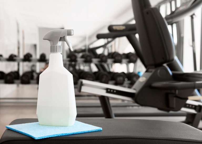 Saako salilla treenata ilman paitaa? – Säännöt & hygienia 2026