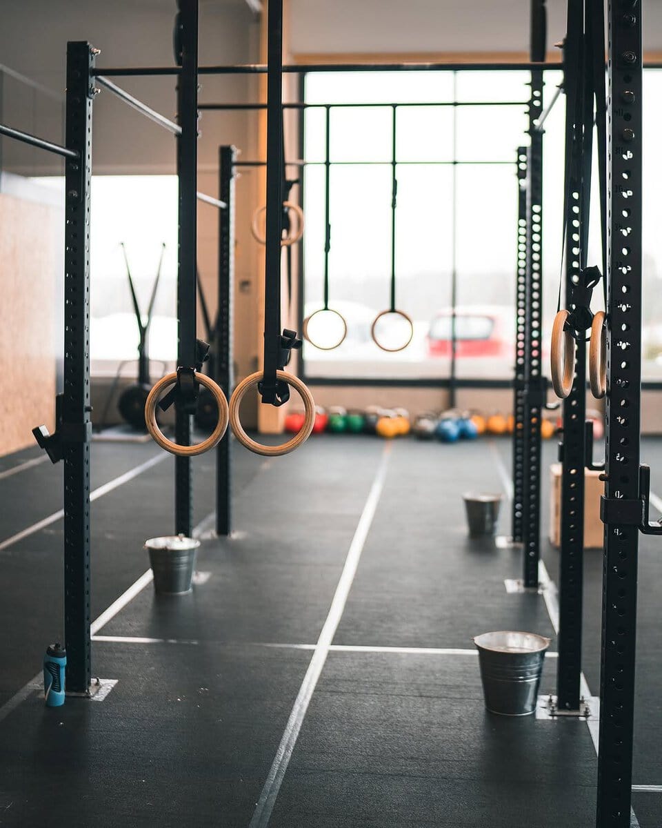 TREENITILAT Klubilla on yli 400m² treenitilaa: iso CrossFit-sali, omatoimisali painonnostoalueineen sekä erillinen kehonhuoltoalue. Klubin treenitilat on suunniteltu niin vasta-alkajille kuin kokeneille kilpaurheilijoille. Treenitiloja kehitetään jatkuvasti toiveiden ja tarpeiden pohjalta, ja viimeisimpänä uutuutena Klubilta löytyy tiimimato, Yoke -merimieskävelyteline sekä kolme erilaista työntökelkkaa. Upeat kuvat by @kuvausminnap @miintsiii #crossfit #crossfitlempäälä #lempäälä #pirkanmaa #tampere #crossfitsuomi #atleettienklubi #akaa #valkeakoski #vuores #kuntosali #toiminnallinenharjoittelu