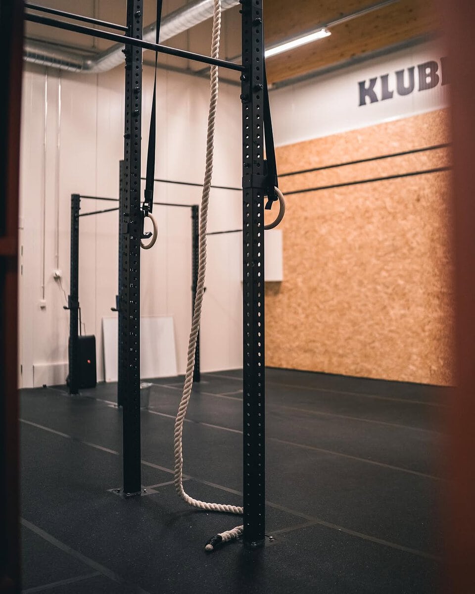 TREENITILAT Klubilla on yli 400m² treenitilaa: iso CrossFit-sali, omatoimisali painonnostoalueineen sekä erillinen kehonhuoltoalue. Klubin treenitilat on suunniteltu niin vasta-alkajille kuin kokeneille kilpaurheilijoille. Treenitiloja kehitetään jatkuvasti toiveiden ja tarpeiden pohjalta, ja viimeisimpänä uutuutena Klubilta löytyy tiimimato, Yoke -merimieskävelyteline sekä kolme erilaista työntökelkkaa. Upeat kuvat by @kuvausminnap @miintsiii #crossfit #crossfitlempäälä #lempäälä #pirkanmaa #tampere #crossfitsuomi #atleettienklubi #akaa #valkeakoski #vuores #kuntosali #toiminnallinenharjoittelu