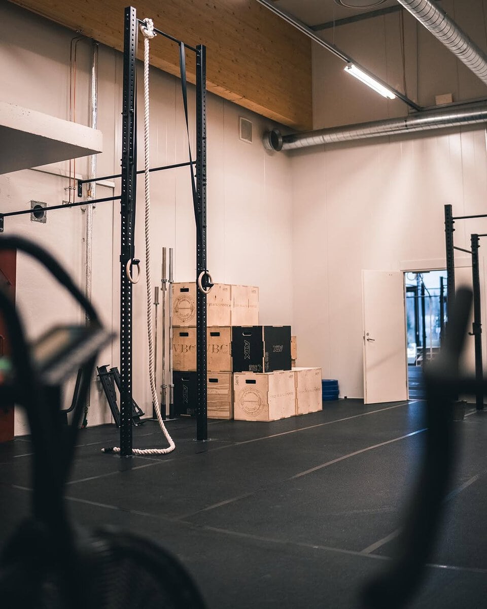 TREENITILAT Klubilla on yli 400m² treenitilaa: iso CrossFit-sali, omatoimisali painonnostoalueineen sekä erillinen kehonhuoltoalue. Klubin treenitilat on suunniteltu niin vasta-alkajille kuin kokeneille kilpaurheilijoille. Treenitiloja kehitetään jatkuvasti toiveiden ja tarpeiden pohjalta, ja viimeisimpänä uutuutena Klubilta löytyy tiimimato, Yoke -merimieskävelyteline sekä kolme erilaista työntökelkkaa. Upeat kuvat by @kuvausminnap @miintsiii #crossfit #crossfitlempäälä #lempäälä #pirkanmaa #tampere #crossfitsuomi #atleettienklubi #akaa #valkeakoski #vuores #kuntosali #toiminnallinenharjoittelu
