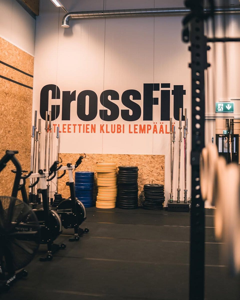 TREENITILAT Klubilla on yli 400m² treenitilaa: iso CrossFit-sali, omatoimisali painonnostoalueineen sekä erillinen kehonhuoltoalue. Klubin treenitilat on suunniteltu niin vasta-alkajille kuin kokeneille kilpaurheilijoille. Treenitiloja kehitetään jatkuvasti toiveiden ja tarpeiden pohjalta, ja viimeisimpänä uutuutena Klubilta löytyy tiimimato, Yoke -merimieskävelyteline sekä kolme erilaista työntökelkkaa. Upeat kuvat by @kuvausminnap @miintsiii #crossfit #crossfitlempäälä #lempäälä #pirkanmaa #tampere #crossfitsuomi #atleettienklubi #akaa #valkeakoski #vuores #kuntosali #toiminnallinenharjoittelu